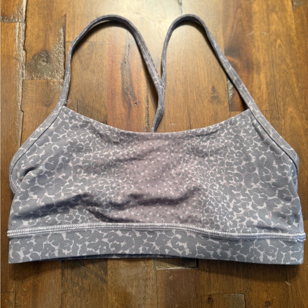 Lululemon flow y Sports Bra 6 euc